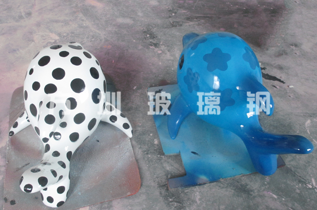 深圳学校定制玻璃钢小海豚雕塑美化校园环境