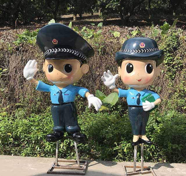 玻璃钢卡通警察雕塑