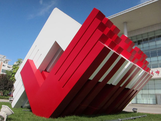 红白线条抽象城市雕塑