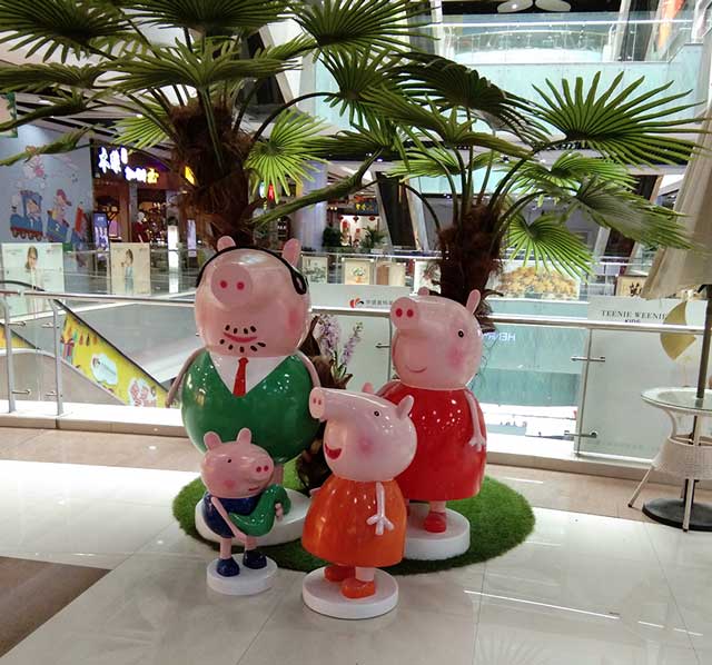 玻璃钢美陈雕塑小猪佩奇