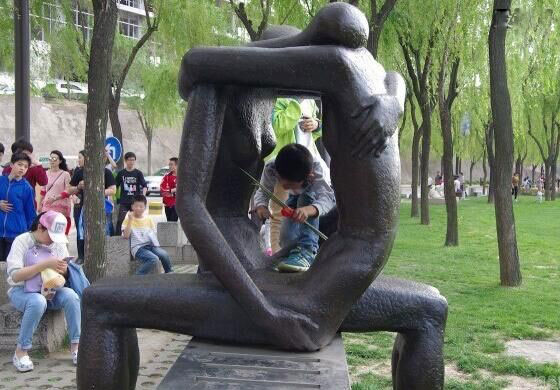 网友吐槽爱情雕塑尺度大，让中年阿姨面红脸赤
