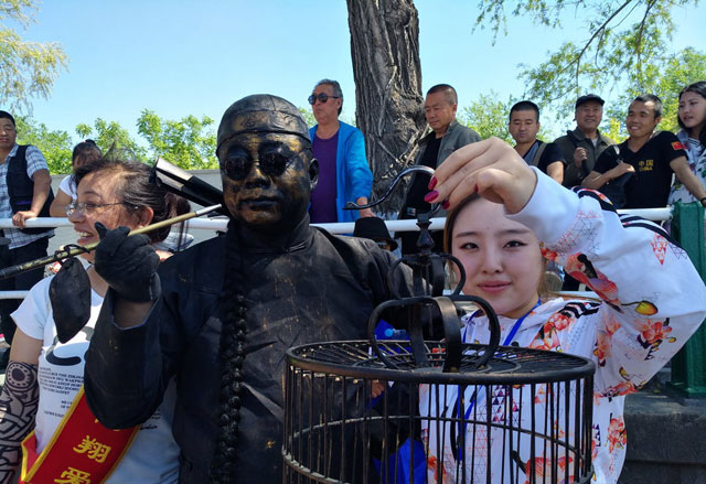 活体雕塑艺术表现形式，真假难辨的行为艺术