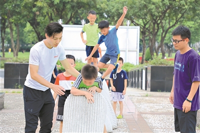 公共雕塑竟变健身器材
