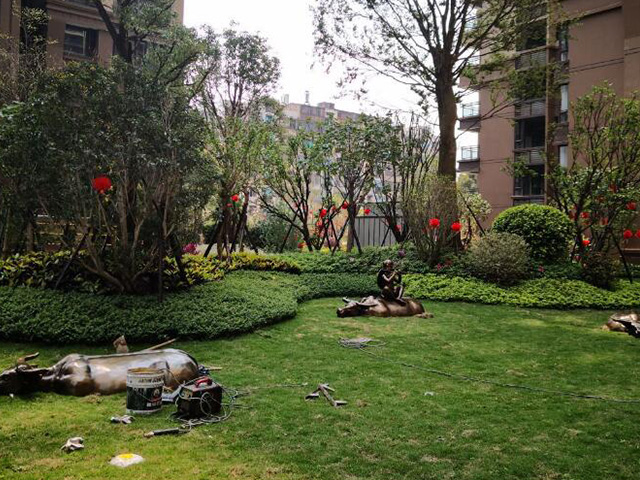 小区牛年玻璃钢城市雕塑