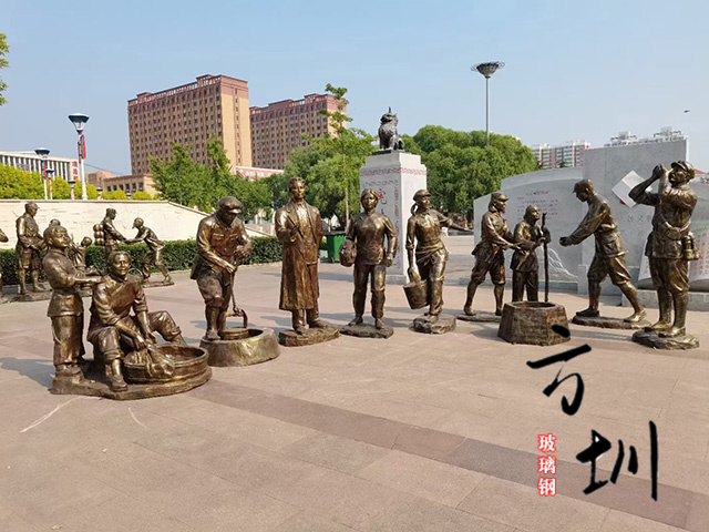 玻璃钢八路军帮助村民组合雕塑