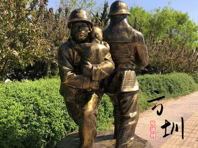 仿铜玻璃钢消防官兵救人雕塑
