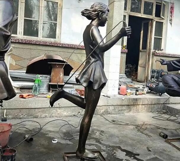 童趣主题玻璃钢跳绳的女孩雕塑