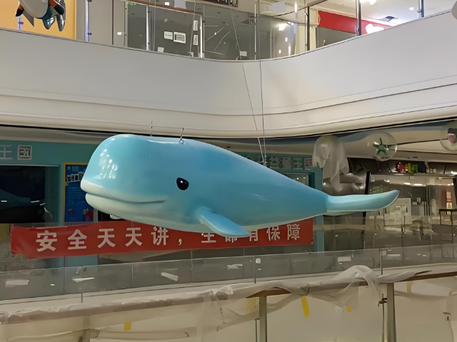 商场里的 “海洋精灵”鲸鱼雕塑装饰之美