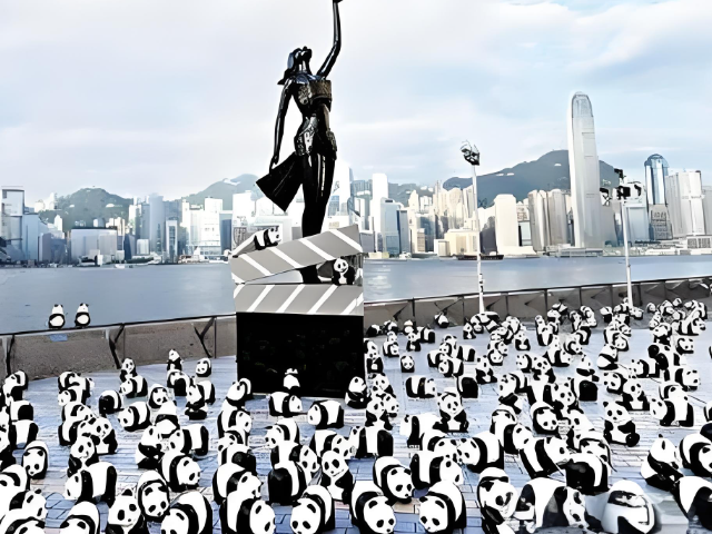 香港街头的萌趣风景线，玻璃钢大熊猫雕塑