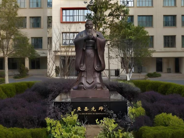 为什么选择玻璃钢人物雕塑定制？提升校园文化魅力的明智之选！