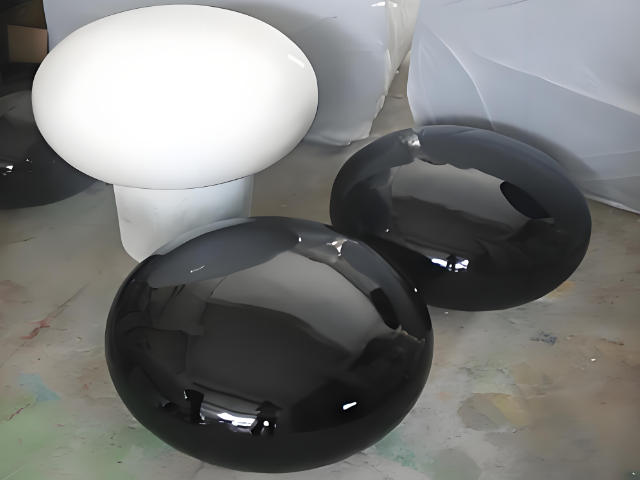 玻璃钢黑白棋雕塑为您的商业街注入艺术灵魂！