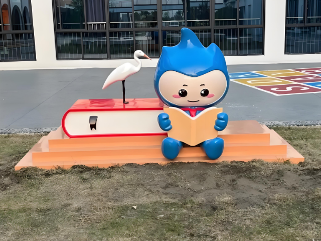 玻璃钢雕塑凝固校园灵魂的艺术诗篇