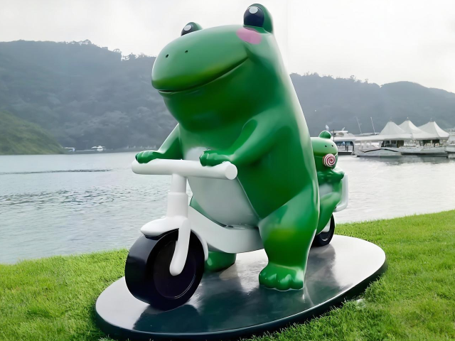 这只青蛙不简单玻璃钢雕塑如何让街头长出童话？