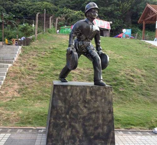 玻璃钢仿铜消防员雕塑